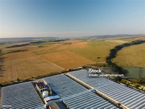 Vue aérienne et serres technologiques d'un centre de recherche en sélection végétale