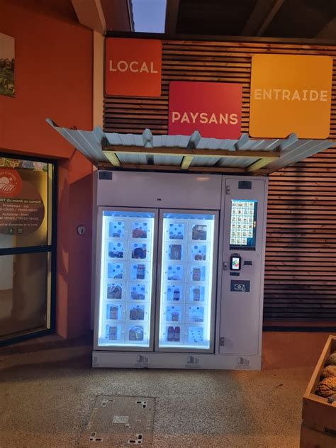 Photo du distributeur automatique en libre-service situé devant le verger