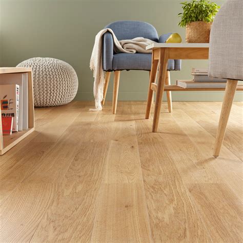 Parquet en chêne massif dans un salon lumineux
