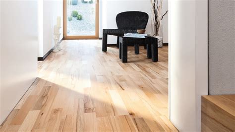 Parquet en hêtre étuvé avec des meubles modernes