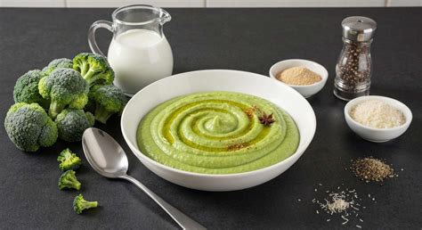 Assiette de purée de brocolis onctueuse avec une touche de crème