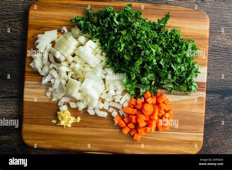 Légumes coupés en cubes sur une planche à découper