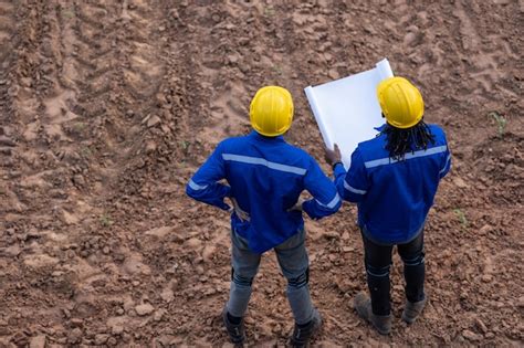 Photo d'une équipe de recherche travaillant sur le terrain