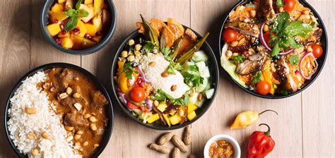 Plats gastronomiques sénégalais servis dans un cadre tropical