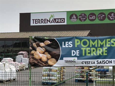 Image d'un magasin TERRENA PRO avec des agriculteurs et des conseillers