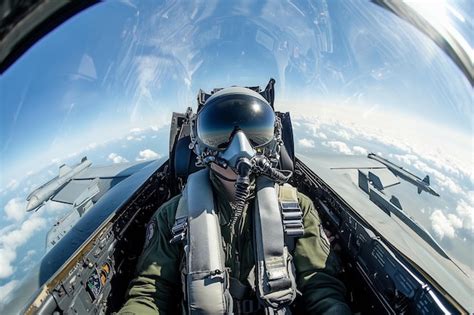 Un pilote de chasse montant dans son cockpit via une échelle mécanique déployée