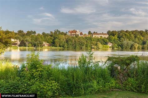 Visiteurs sur le chemin du halage à proximité des jardins flottants