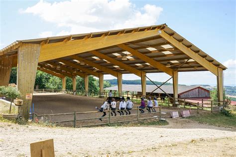 Vue panoramique des installations équestres du Poney Club du Lierre à Domloup