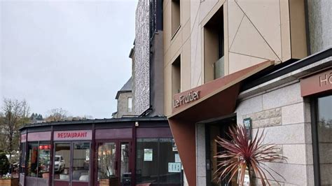 Vue extérieure de l'Hôtel-Restaurant Le Fruitier à Villedieu-les-Poêles