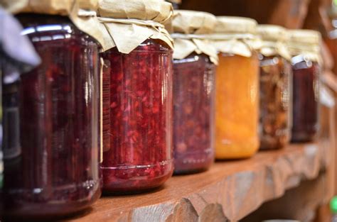 Pots de confiture artisanale faits maison