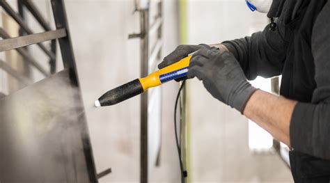 Photo de détail montrant la finition de la peinture électrostatique sur le châssis