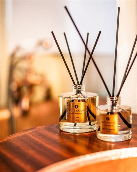 Un diffuseur de parfum à côté d'une fenêtre ouverte