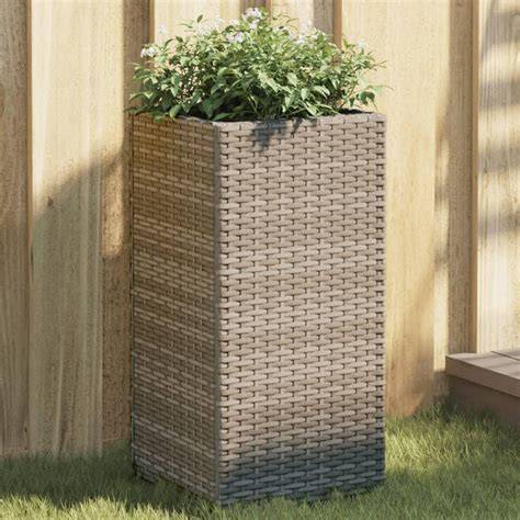 Jardinière en résine tressée grise dans un cadre moderne