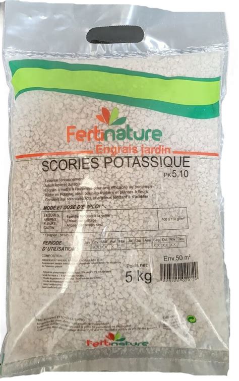 Sac de scories potassiques à côté d'un arbre fruitier