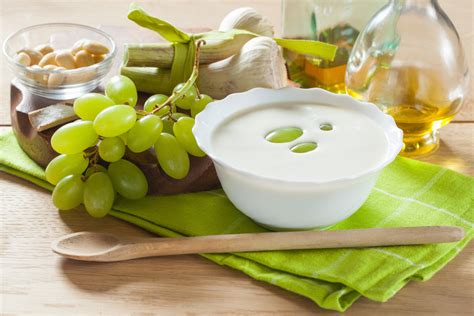 Bol d'ajoblanco garni de raisins et d'amandes