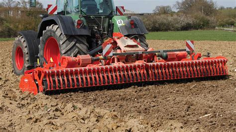 Herse rotative au travail dans un champ
