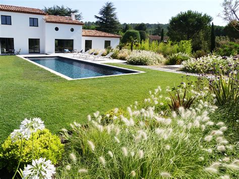 Jardin contemporain avec éléments de couvertines