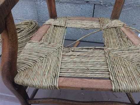 Détail d'un rempaillage de chaise en cours