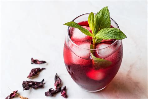 Assortiment de boissons et plats à base d'hibiscus