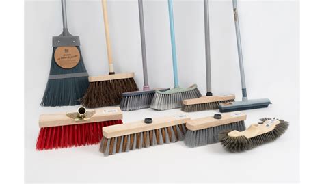 Comparaison de différents types de balais de jardin