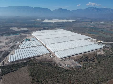Vue aérienne des serres Richel Group pour Les Jardins de la Montagne Verte