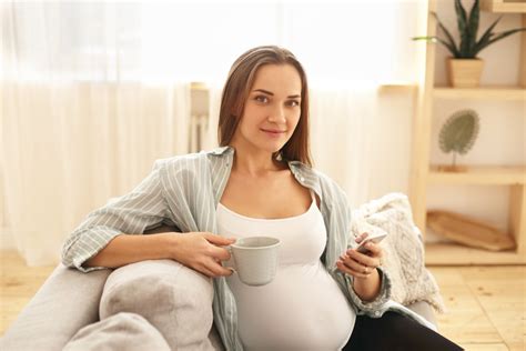 Femme enceinte buvant une tisane