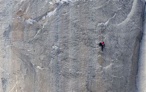 Grimpeurs en pleine ascension d'une paroi rocheuse