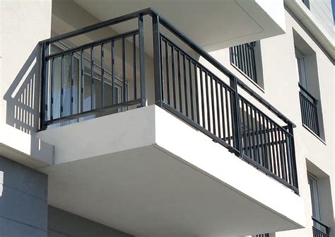 Illustration d'un garde-corps en aluminium moderne sur un balcon