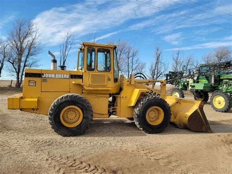 Graphique comparatif des performances de labourage : John Deere 624G versus standards industriels