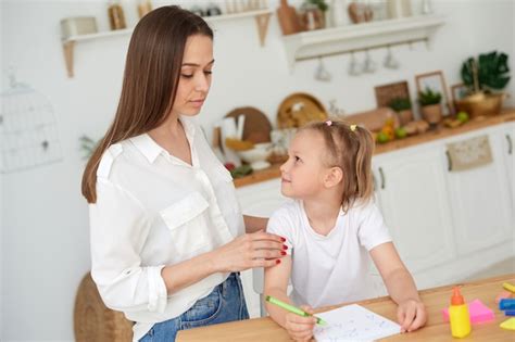 Stagiaire en train d'interagir avec un enfant sous la supervision d'un tuteur