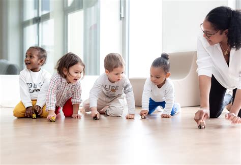 Tuteur présentant le stagiaire à l'équipe de la crèche