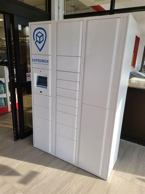 Photo d'une rangée de casiers intelligents installés à l'entrée d'un espace commercial