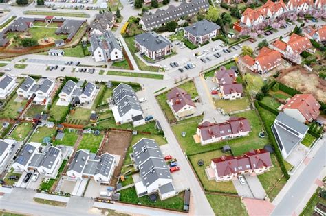 Vue thématique d'un quartier résidentiel calme avec des infrastructures tertiaires