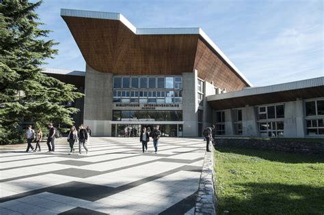 Vue panoramique du campus universitaire de Grenoble avec mise en avant des services de restauration