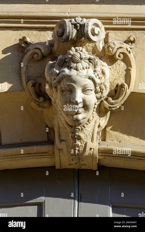 Un mascaron typique sur une façade bordelaise