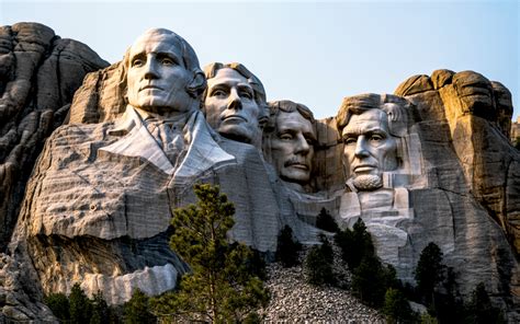Vue panoramique des quatre présidents sculptés au Mont Rushmore