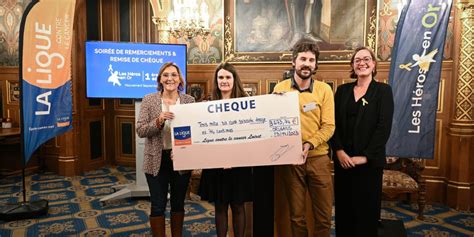 Photo de groupe de bénévoles lors d'une remise de chèque symbolique