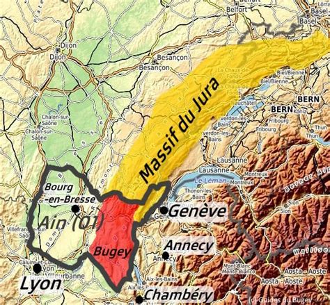 Vue panoramique sur le paysage verdoyant du Bugey entourant le hameau de Leymiat