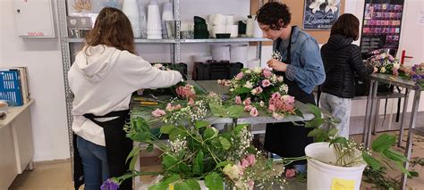 Atelier pratique au sein du centre de formation : fleuristes en pleine création