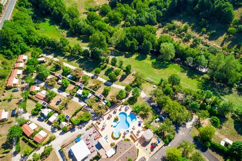 Vue aérienne du Camping Les Cerisiers du Jaur niché dans la verdure du Haut-Languedoc