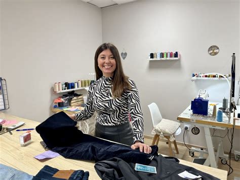 Serge au travail dans l'atelier de Retouche