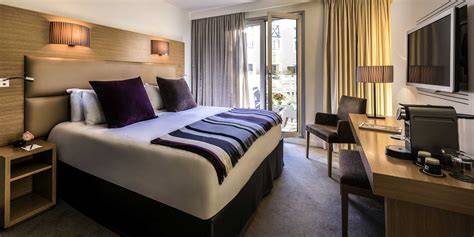 Illustration d'une chambre confortable à l'hôtel