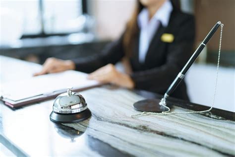 Personnel accueillant au comptoir de l'hôtel