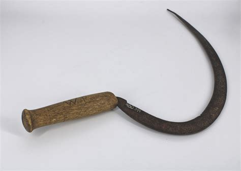 Outils traditionnels de riziculture : la faucille et le quang gánh