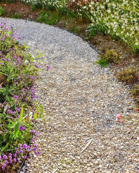Vue d'ensemble d'un sentier de jardin délimité avec précision par des bordures en rouleaux