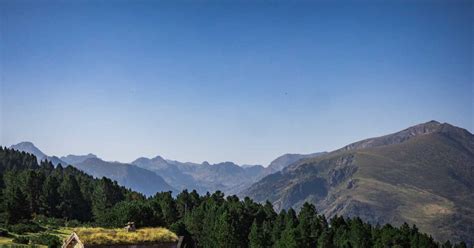 Panorama des sommets pyrénéens sous un ciel d'été