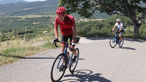 Cyclistes amateurs dans une ascension de col alpin