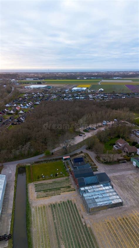 Vue aérienne des serres et des champs de culture de la pépinière Leaderplant près de Nantes