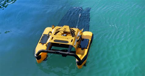 Robot aquatique collectant des déchets