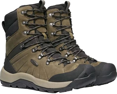 Homme jardinant avec des bottes